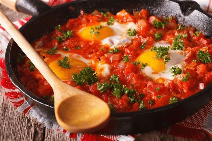 Ovos revoltos con tomate e pemento
