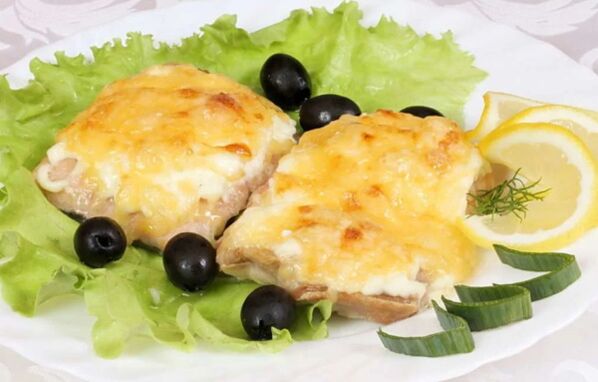 O peixe ao forno con queixo é un prato saboroso e saudable no menú da dieta mediterránea. 